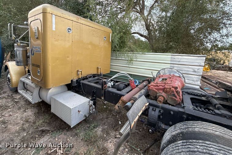 image for item EJ3281 2002 Peterbilt 379 semi truck