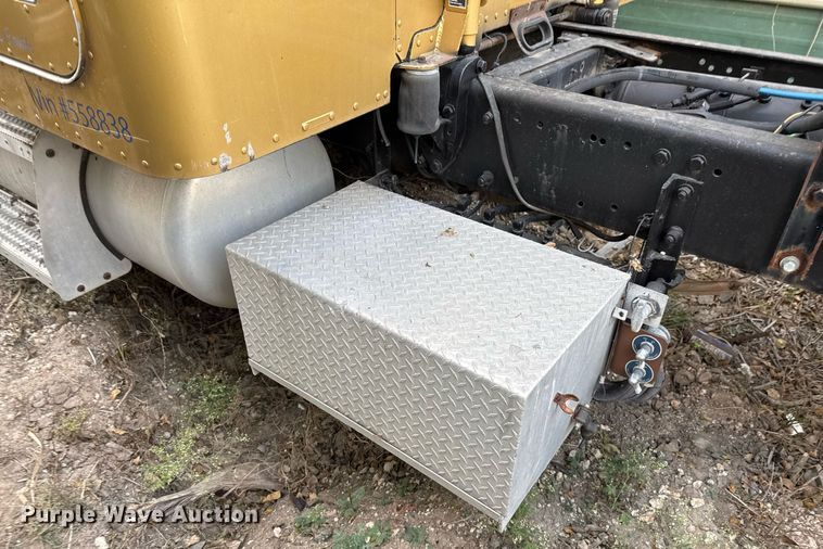 image for item EJ3281 2002 Peterbilt 379 semi truck