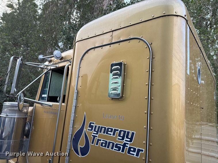 image for item EJ3281 2002 Peterbilt 379 semi truck