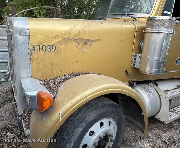 image for item EJ3281 2002 Peterbilt 379 semi truck