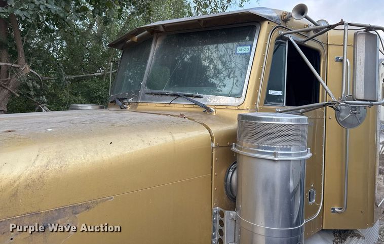 image for item EJ3281 2002 Peterbilt 379 semi truck