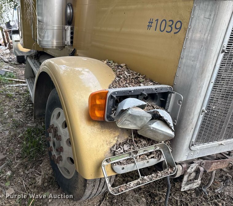 image for item EJ3281 2002 Peterbilt 379 semi truck