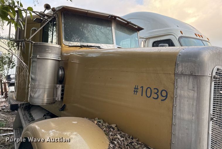 image for item EJ3281 2002 Peterbilt 379 semi truck