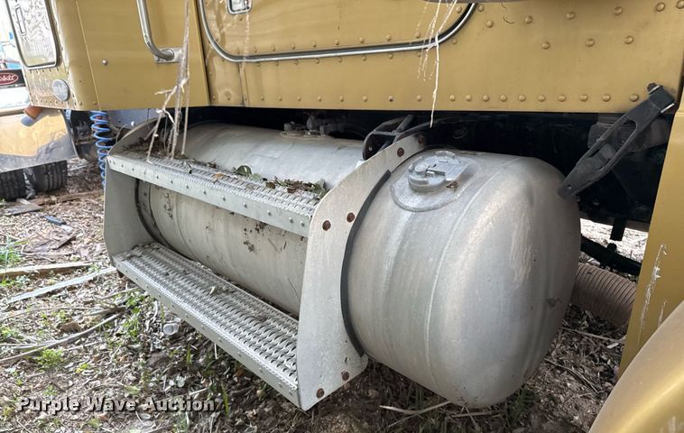 image for item EJ3281 2002 Peterbilt 379 semi truck