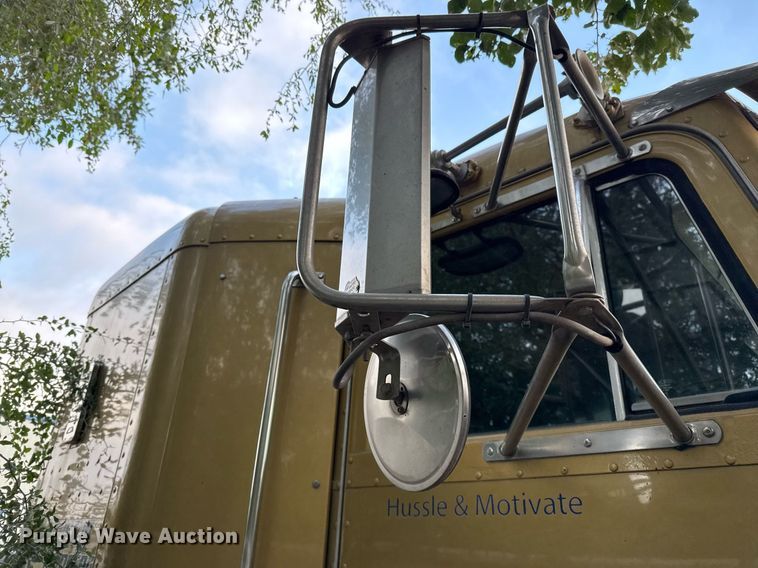 image for item EJ3281 2002 Peterbilt 379 semi truck