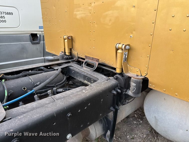 image for item EJ3281 2002 Peterbilt 379 semi truck