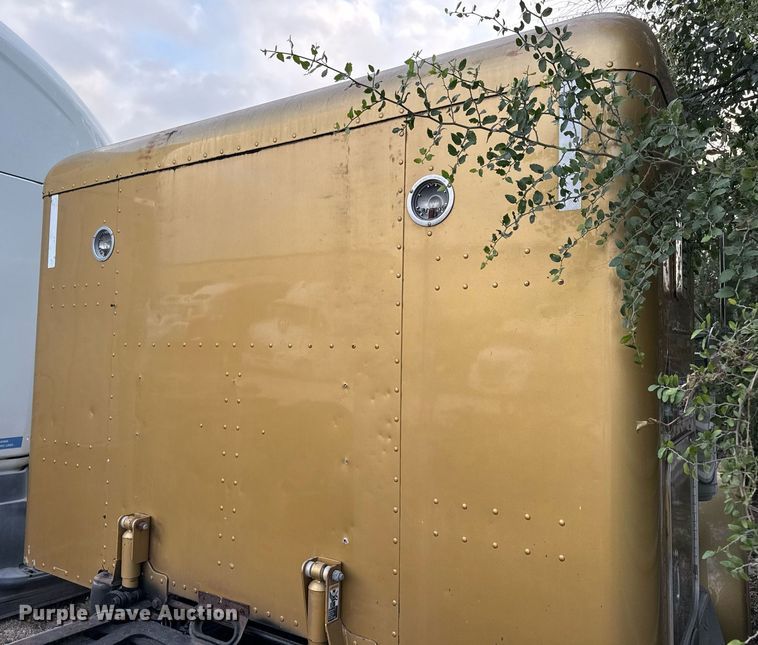 image for item EJ3281 2002 Peterbilt 379 semi truck