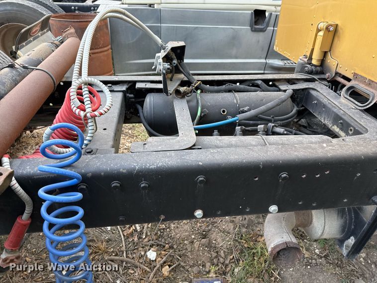 image for item EJ3281 2002 Peterbilt 379 semi truck