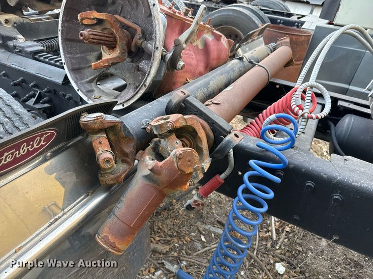 image for item EJ3281 2002 Peterbilt 379 semi truck