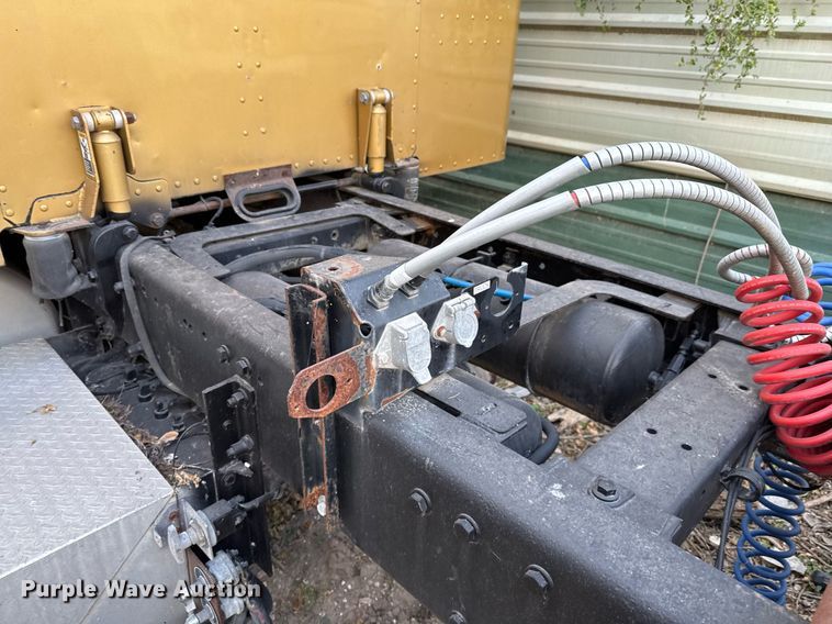 image for item EJ3281 2002 Peterbilt 379 semi truck