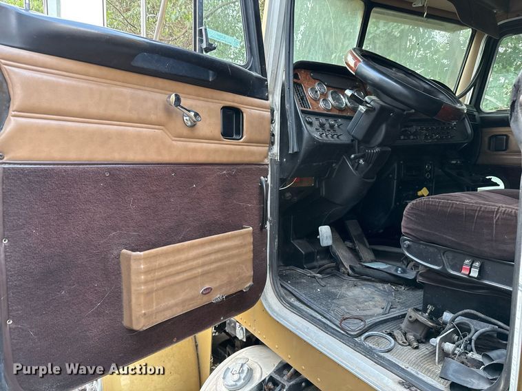 image for item EJ3281 2002 Peterbilt 379 semi truck