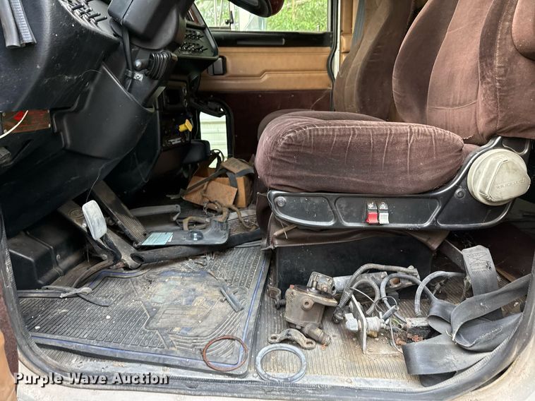 image for item EJ3281 2002 Peterbilt 379 semi truck