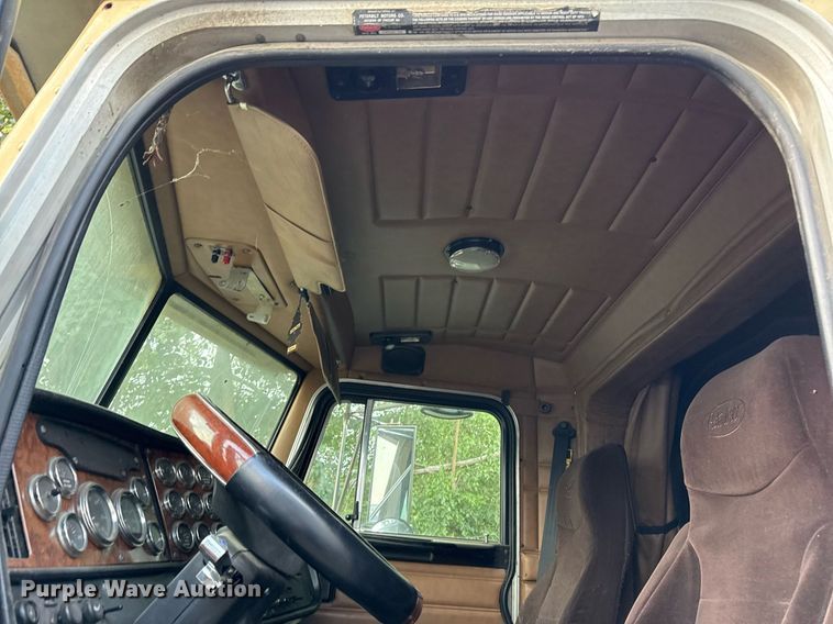 image for item EJ3281 2002 Peterbilt 379 semi truck