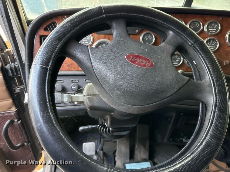 image for item EJ3281 2002 Peterbilt 379 semi truck