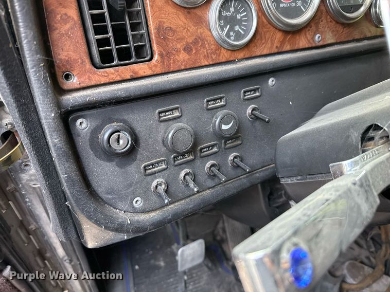 image for item EJ3281 2002 Peterbilt 379 semi truck