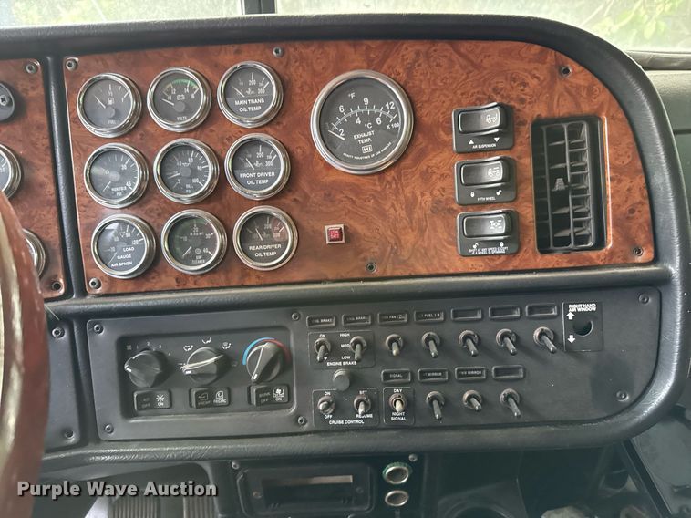 image for item EJ3281 2002 Peterbilt 379 semi truck