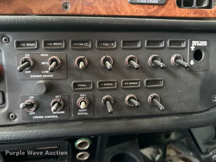 image for item EJ3281 2002 Peterbilt 379 semi truck