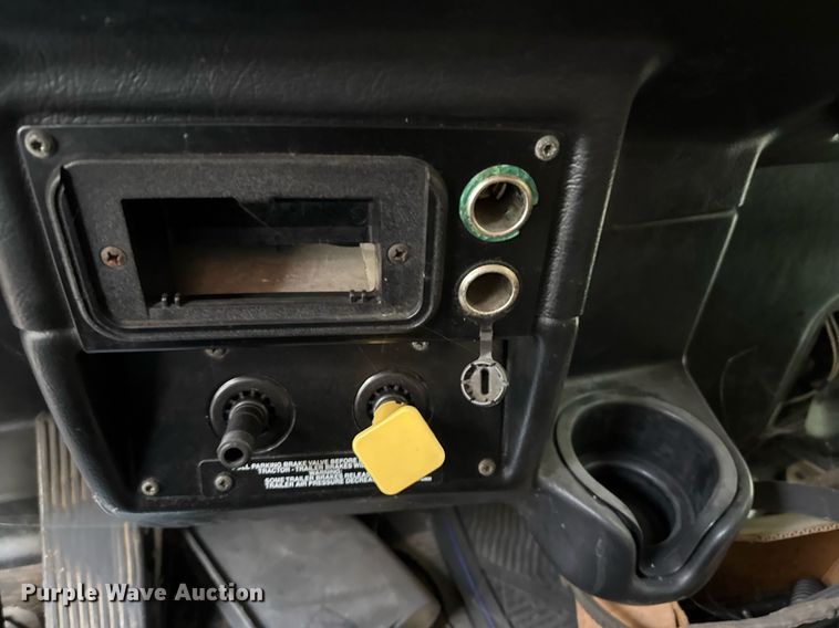 image for item EJ3281 2002 Peterbilt 379 semi truck