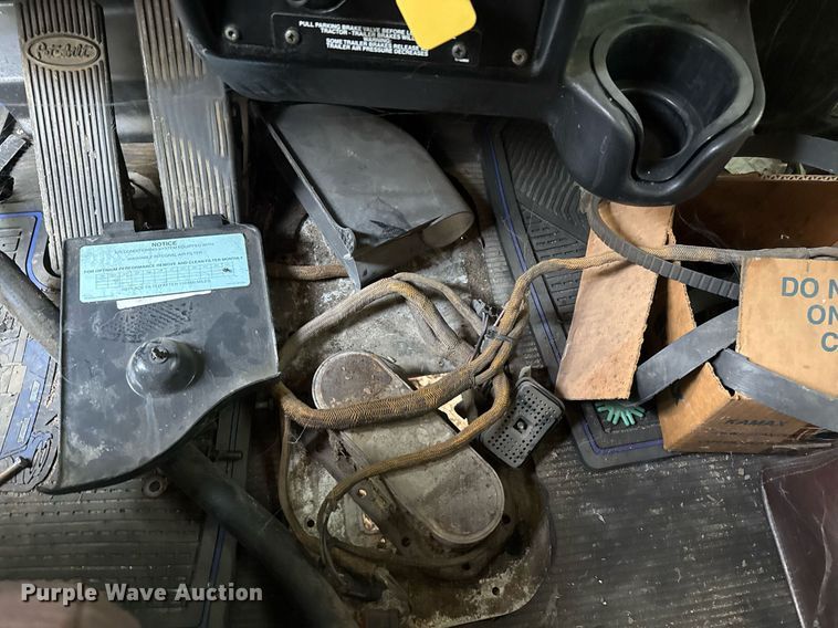 image for item EJ3281 2002 Peterbilt 379 semi truck