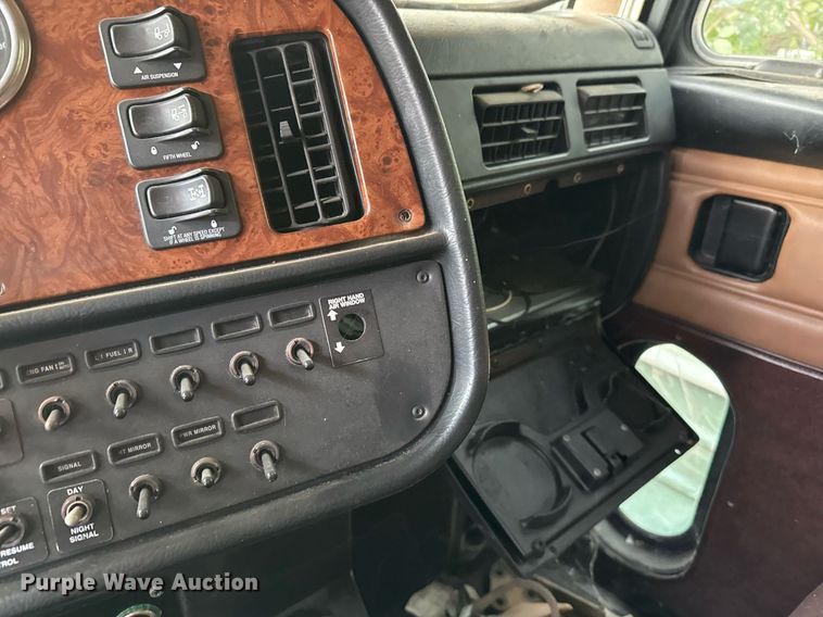image for item EJ3281 2002 Peterbilt 379 semi truck