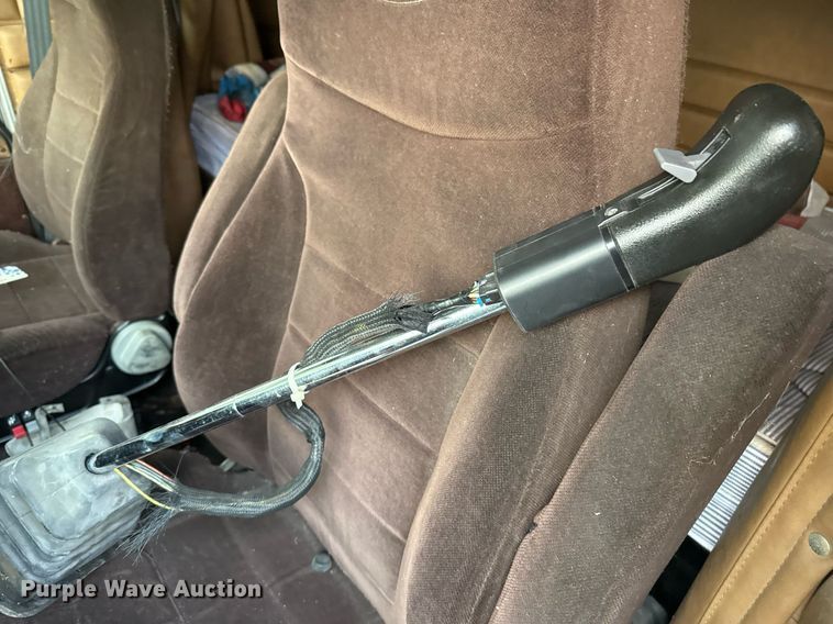 image for item EJ3281 2002 Peterbilt 379 semi truck