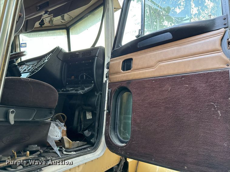 image for item EJ3281 2002 Peterbilt 379 semi truck