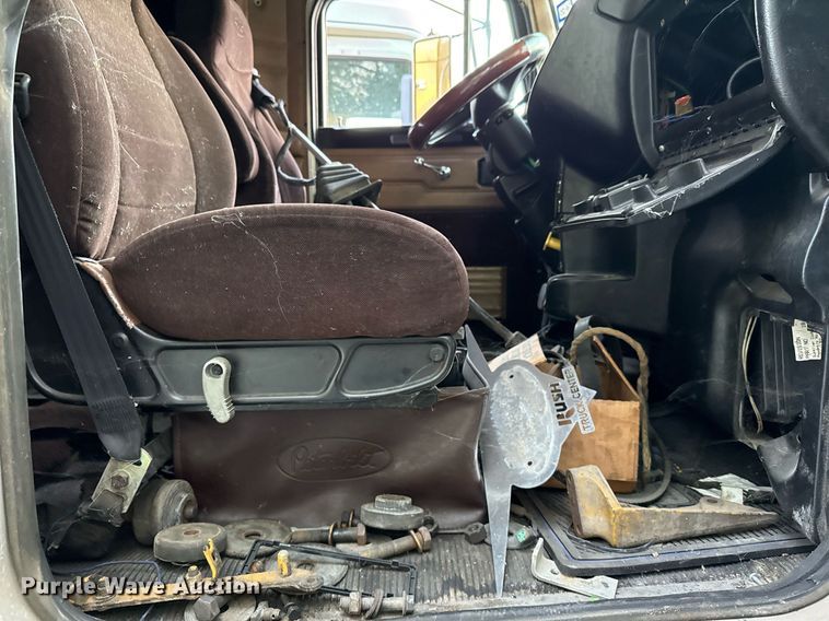 image for item EJ3281 2002 Peterbilt 379 semi truck