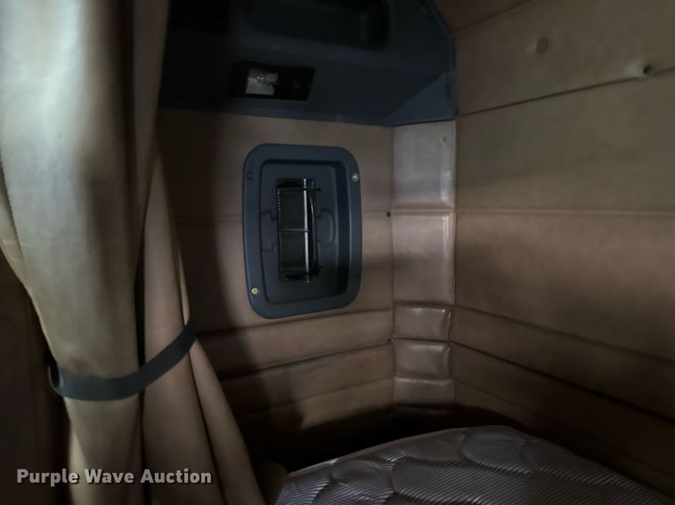 image for item EJ3281 2002 Peterbilt 379 semi truck