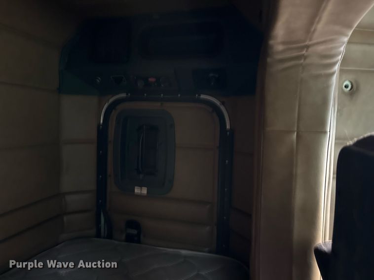 image for item EJ3281 2002 Peterbilt 379 semi truck