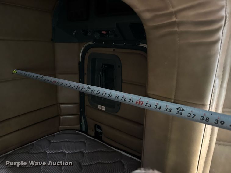 image for item EJ3281 2002 Peterbilt 379 semi truck