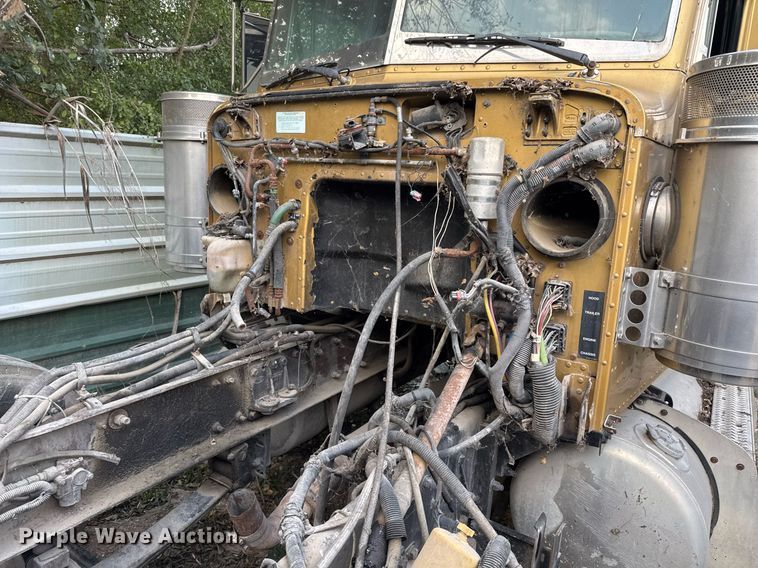 image for item EJ3281 2002 Peterbilt 379 semi truck