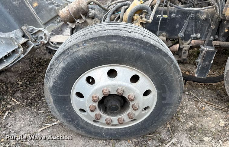 image for item EJ3281 2002 Peterbilt 379 semi truck