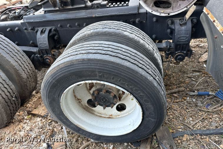 image for item EJ3281 2002 Peterbilt 379 semi truck