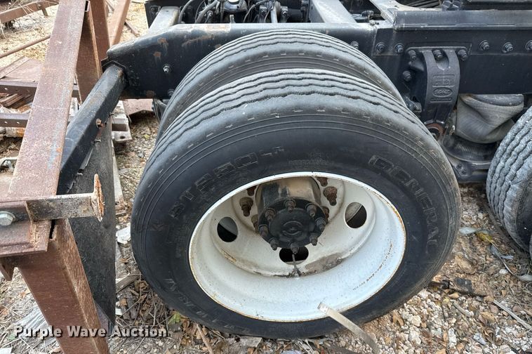 image for item EJ3281 2002 Peterbilt 379 semi truck