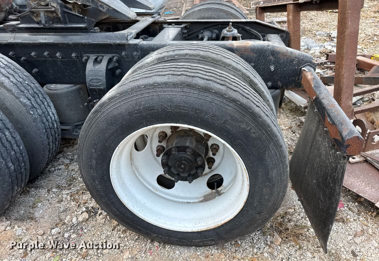 image for item EJ3281 2002 Peterbilt 379 semi truck