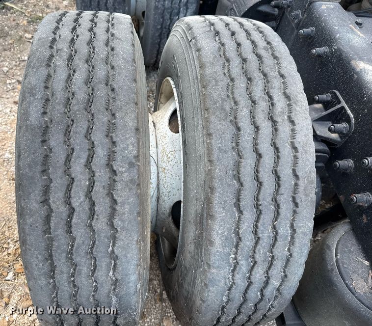 image for item EJ3281 2002 Peterbilt 379 semi truck