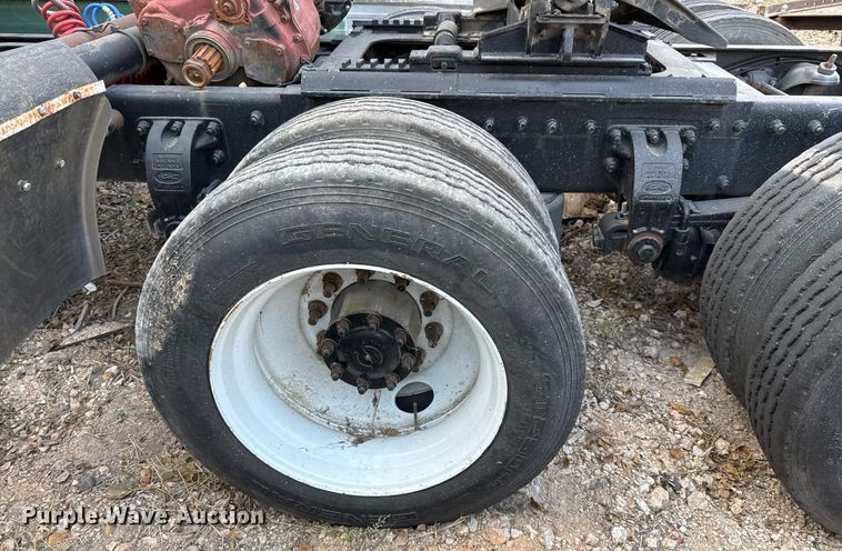 image for item EJ3281 2002 Peterbilt 379 semi truck