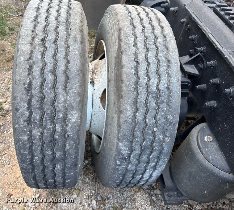 image for item EJ3281 2002 Peterbilt 379 semi truck