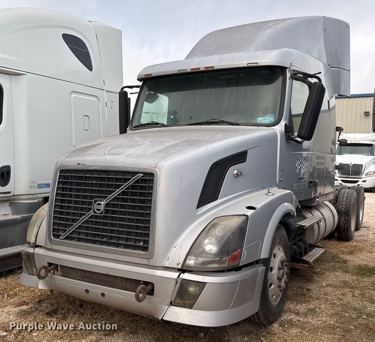 image for item EJ3282 2011 Volvo VN semi truck