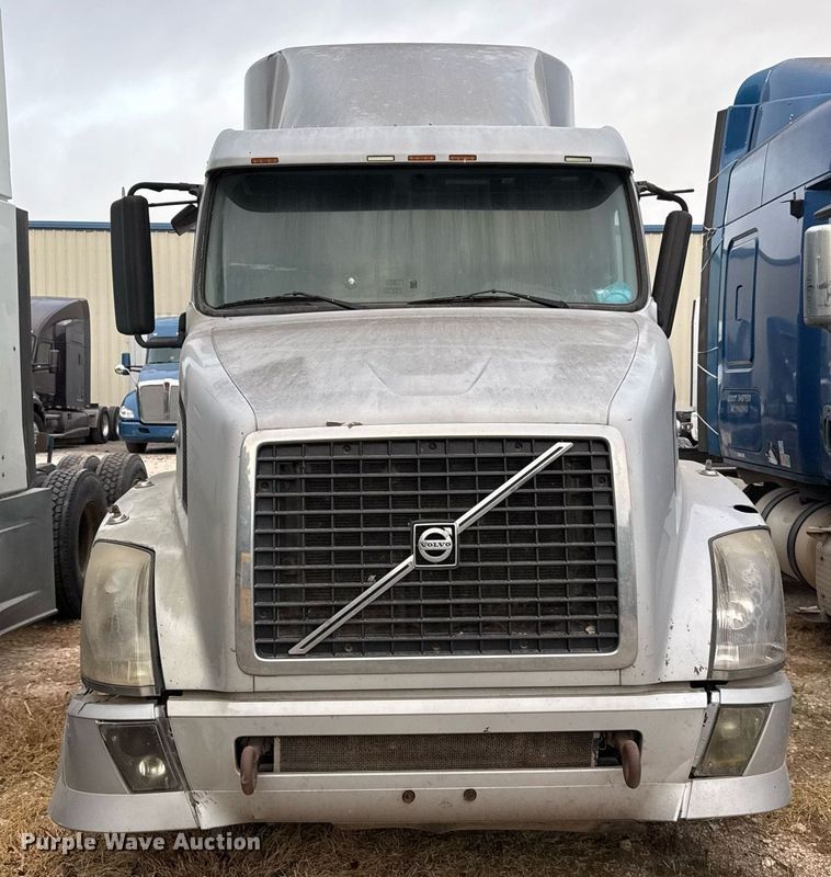image for item EJ3282 2011 Volvo VN semi truck