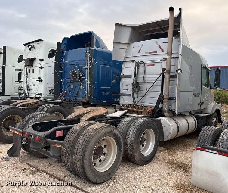 image for item EJ3282 2011 Volvo VN semi truck
