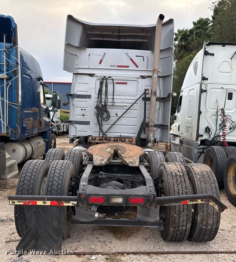 image for item EJ3282 2011 Volvo VN semi truck