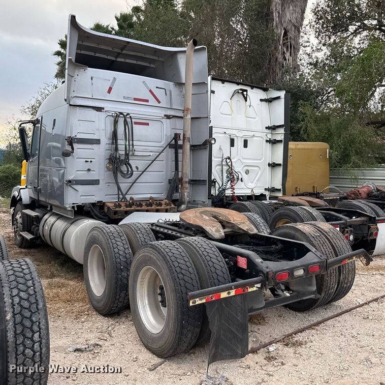 image for item EJ3282 2011 Volvo VN semi truck