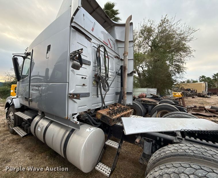 image for item EJ3282 2011 Volvo VN semi truck