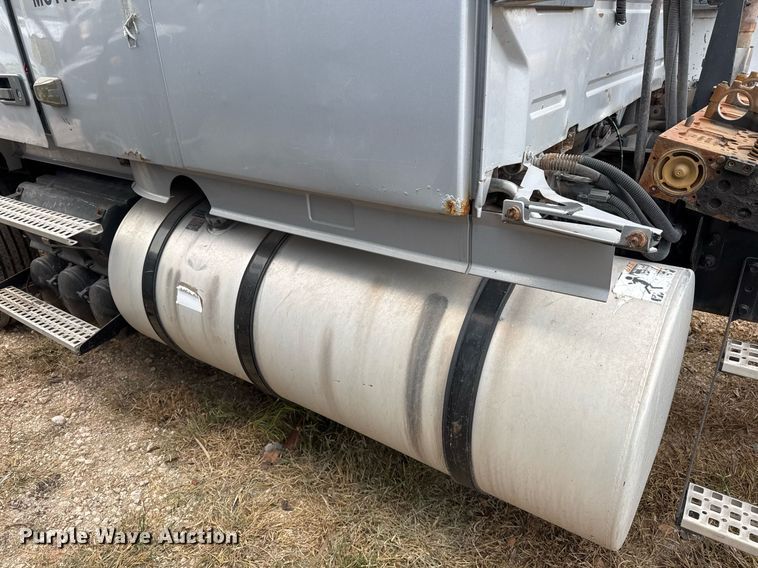 image for item EJ3282 2011 Volvo VN semi truck