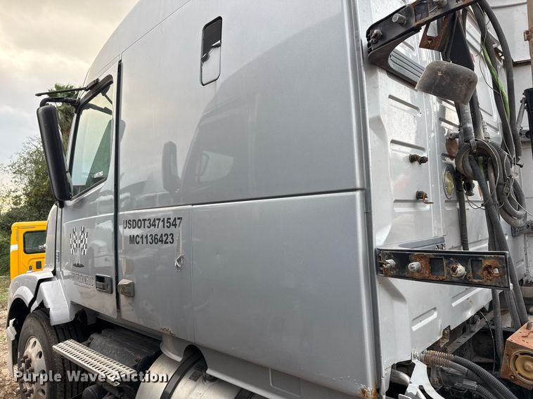 image for item EJ3282 2011 Volvo VN semi truck