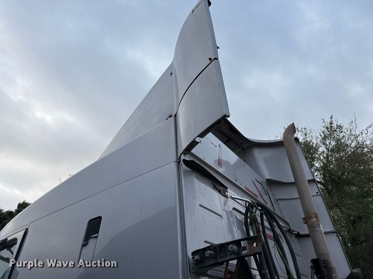 image for item EJ3282 2011 Volvo VN semi truck