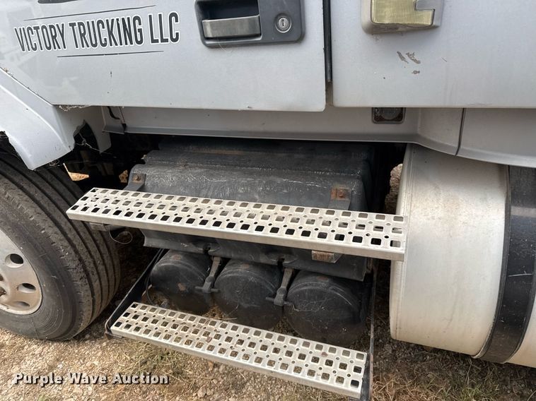 image for item EJ3282 2011 Volvo VN semi truck