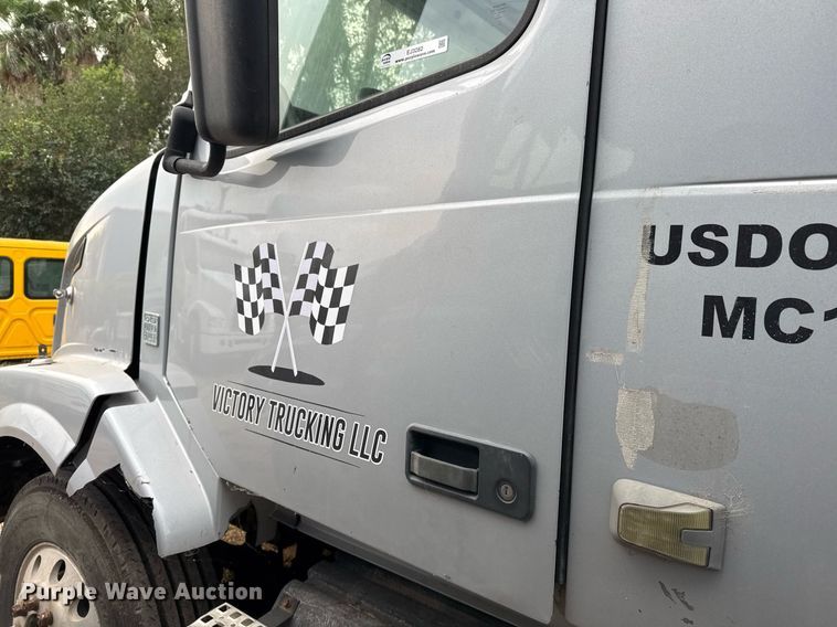 image for item EJ3282 2011 Volvo VN semi truck