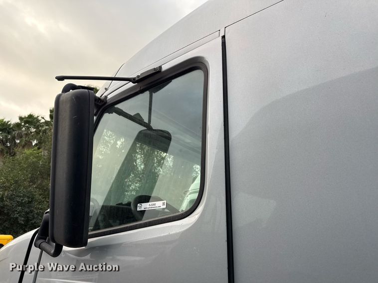 image for item EJ3282 2011 Volvo VN semi truck